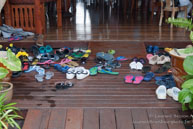 On se déchausse avant d'entrer / Sipadan Water Village - Mabul Island - Bornéo - Juin 2009